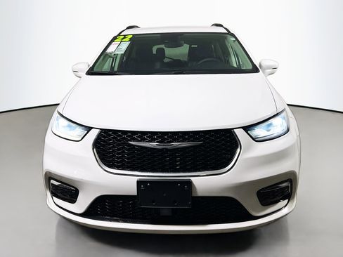 Used 2022 Chrysler Pacifica Touring-L image 11