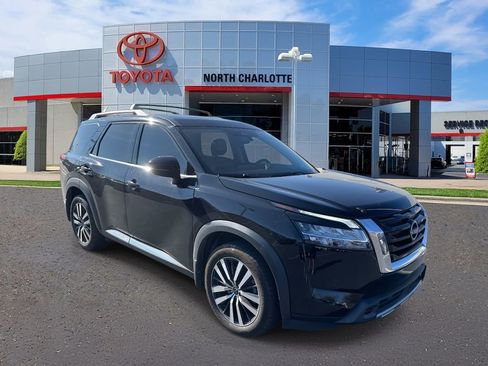 Used 2024 Nissan Pathfinder Platinum w/ Cargo Package image 3