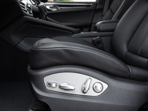 Certified 2026 Porsche Macan AWD/4WD image 21