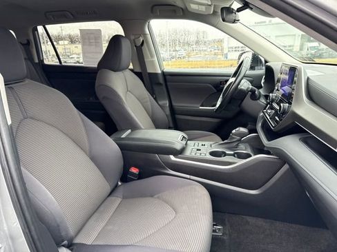Used 2023 Toyota Highlander LE image 13