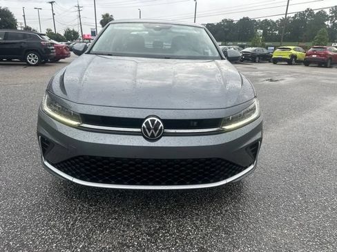 Used 2025 Volkswagen Jetta SE FWD image 2