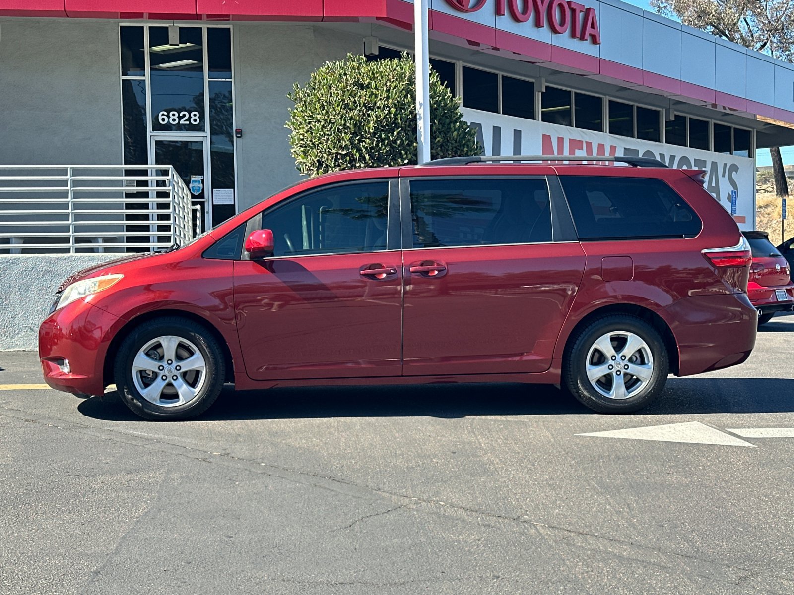 Used 2015 Toyota Sienna LE FWD image 2