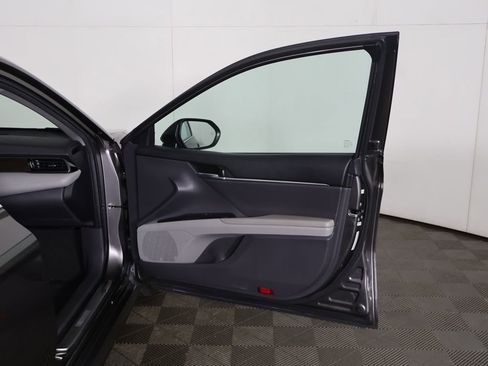 Used 2020 Toyota Camry LE w/ Convenience Package FWD image 17