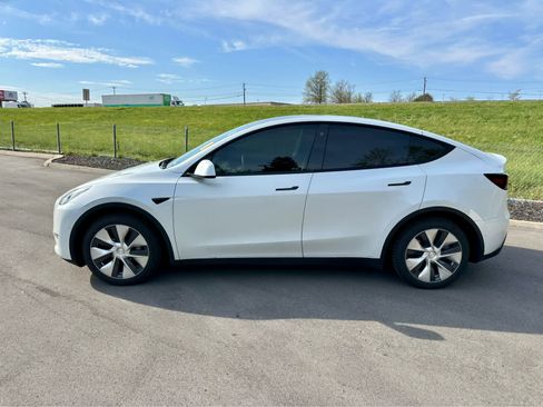 Used 2022 Tesla Model Y Long Range image 8