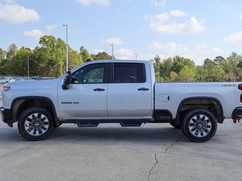 Used 2021 Chevrolet Silverado 2500 Custom w/ Custom Value Package image 4