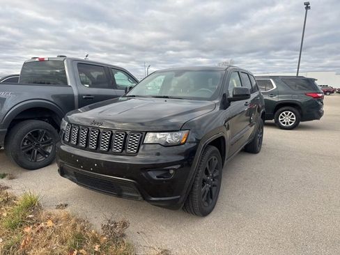 Used 2019 Jeep Grand Cherokee Altitude image 3