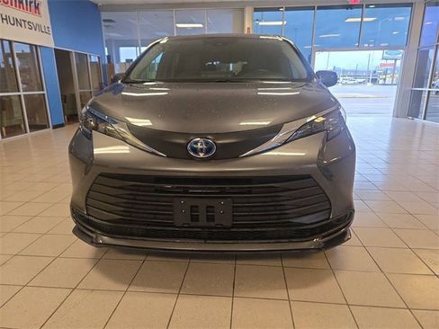 Used 2025 Toyota Sienna LE image 3