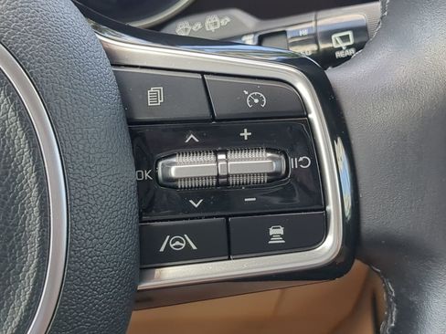 Used 2024 Kia Carnival EX image 27