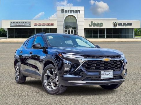 Used 2025 Chevrolet Trax LT FWD image 1