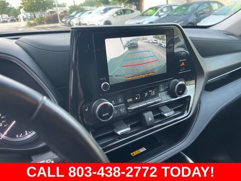 Used 2024 Toyota Highlander XLE AWD/4WD image 25