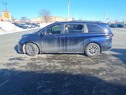 Used 2024 Toyota Sienna XLE w/ XLE Plus Package image 6