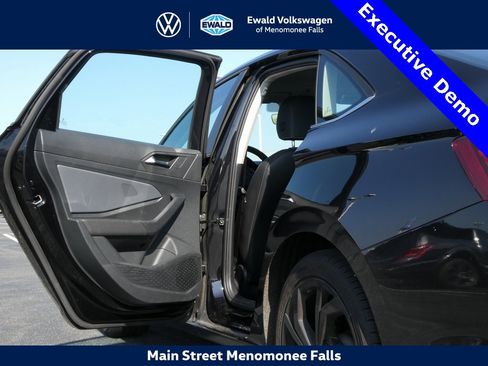 New 2025 Volkswagen Jetta SE image 31