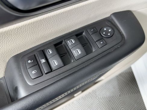 Used 2023 Chrysler Pacifica Touring-L image 19