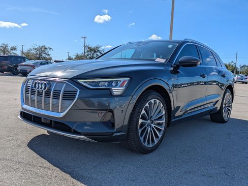 Used 2019 Audi e-tron Prestige w/ Prestige Package image 9