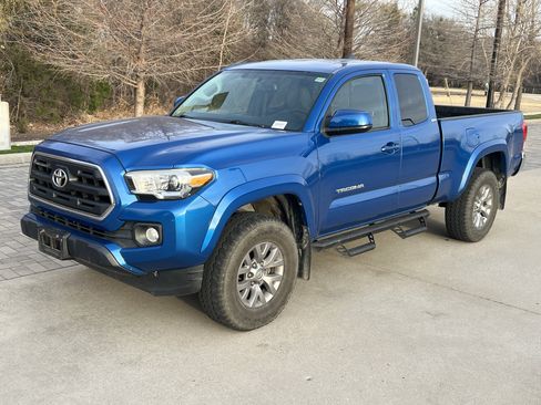 Used 2016 Toyota Tacoma SR5 w/ SR5 Appearance Package (SN) image 5