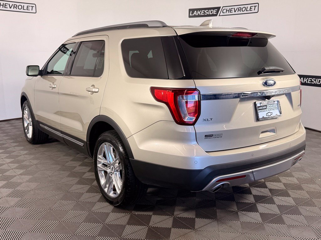 Used 2017 Ford Explorer XLT w/ Equipment Group 202A AWD/4WD image 4