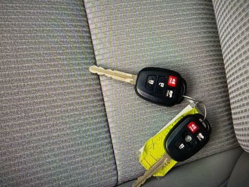 Used 2016 Toyota Camry SE FWD image 30