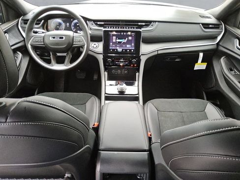 New 2025 Jeep Grand Cherokee Altitude image 10