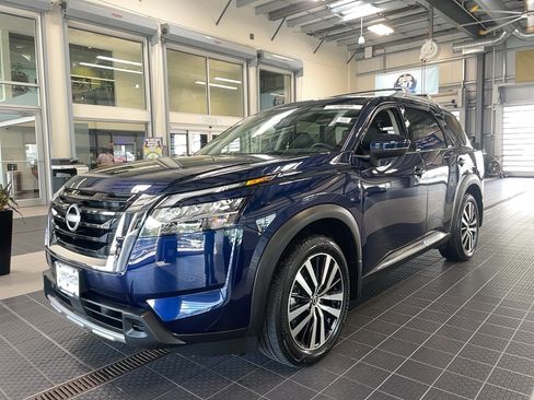 Used 2024 Nissan Pathfinder Platinum w/ Cargo Package image 3