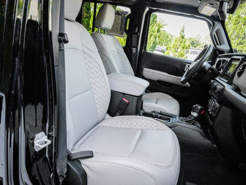 Used 2023 Jeep Gladiator Overland AWD/4WD image 33