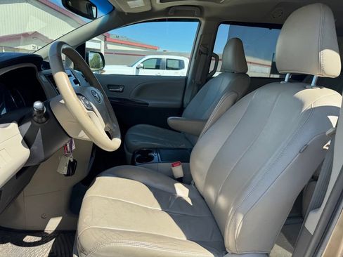 Used 2012 Toyota Sienna XLE AWD/4WD image 4