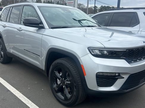 Used 2025 Jeep Grand Cherokee Limited w/ Black Appearance Package image 10