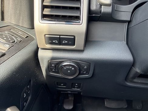 Used 2022 Ford F250 Lariat w/ Black Appearance Pkg AWD/4WD image 36