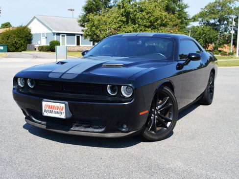 Used 2017 Dodge Challenger SXT Plus image 3