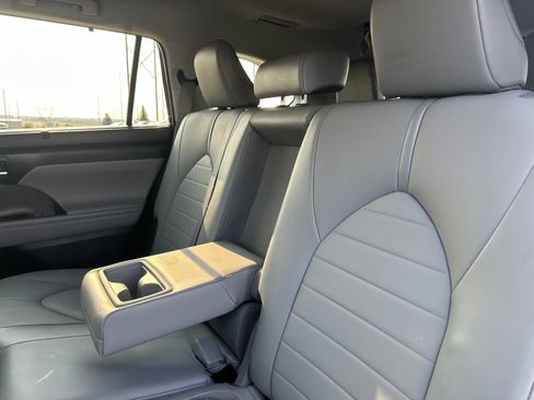 Used 2021 Toyota Highlander XLE AWD/4WD image 23