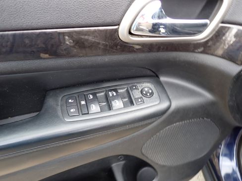 Used 2012 Jeep Grand Cherokee Laredo w/ Laredo E Group image 32