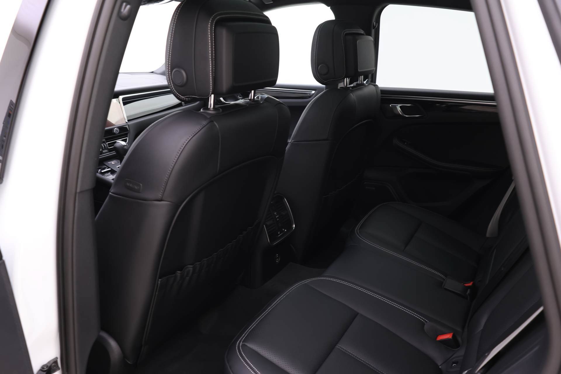 Used 2025 Porsche Macan AWD/4WD image 11