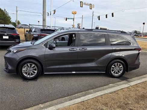 Used 2025 Toyota Sienna XLE image 4