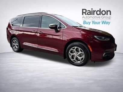 Used 2023 Chrysler Pacifica Limited w/ Uconnect Theater Family Group