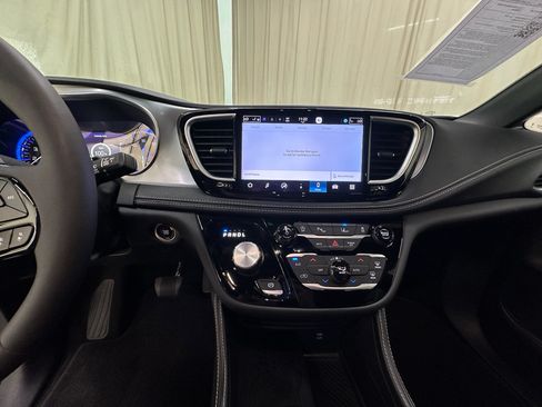 Used 2026 Chrysler Pacifica Limited w/ S Appearance Package FWD image 26