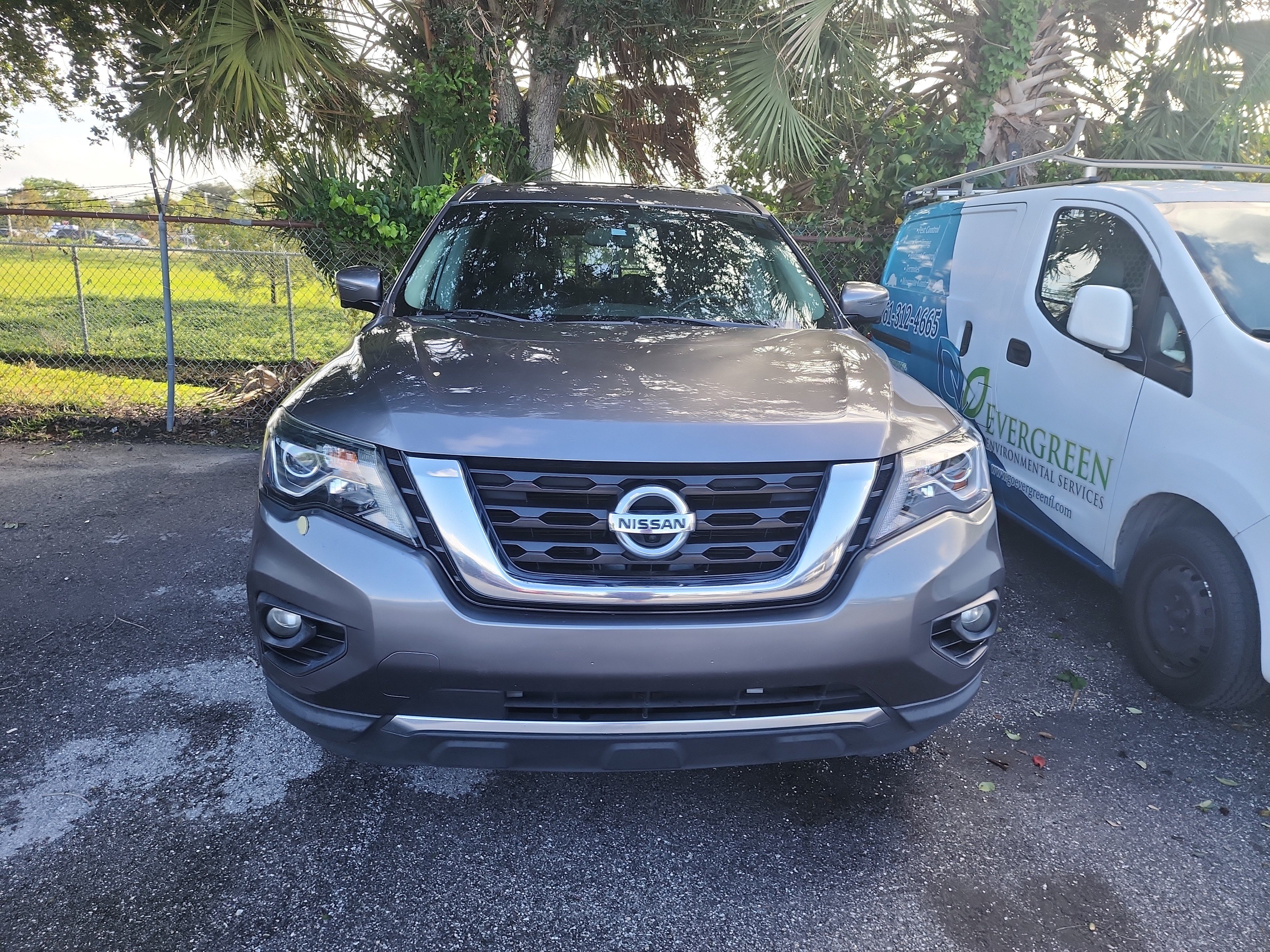 Used 2017 Nissan Pathfinder Platinum FWD image 2