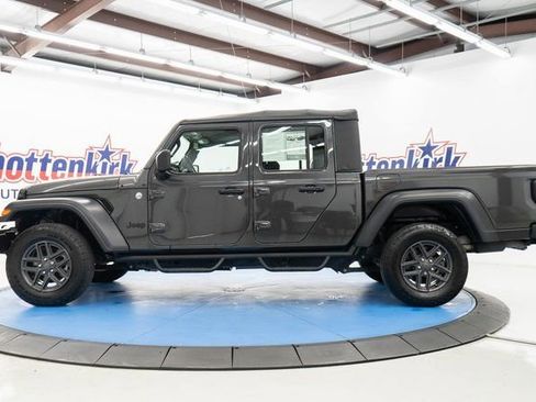 Used 2020 Jeep Gladiator Sport image 5