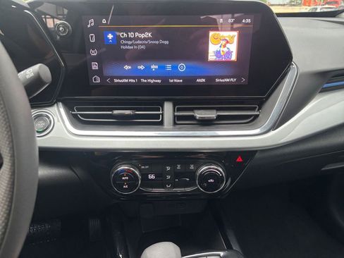 Used 2025 Chevrolet Trax LT FWD image 17