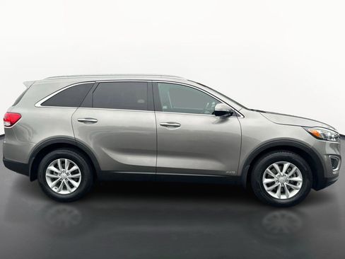 Used 2017 Kia Sorento AWD w/ LX Convenience Package image 2