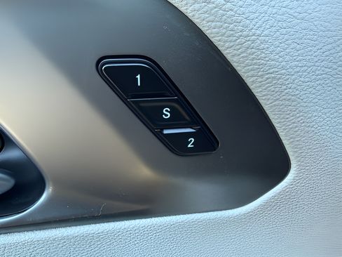 Used 2024 Chrysler Pacifica Touring-L FWD image 19