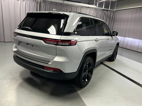 Used 2024 Jeep Grand Cherokee Altitude image 7