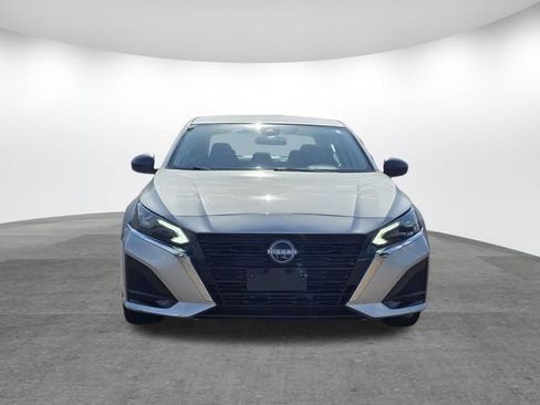 Used 2025 Nissan Altima 2.5 SV FWD image 2