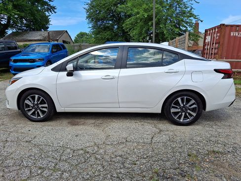 Used 2024 Nissan Versa SV FWD image 2