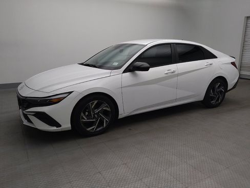 Used 2025 Hyundai Elantra Sport FWD image 2