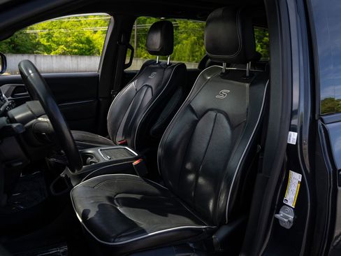 Used 2019 Chrysler Pacifica Limited w/ S Appearance Package FWD image 15