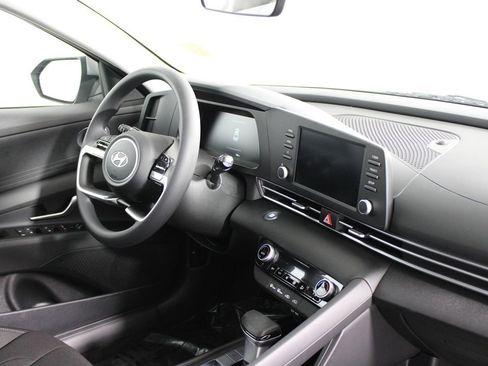Used 2025 Hyundai Elantra Blue image 23