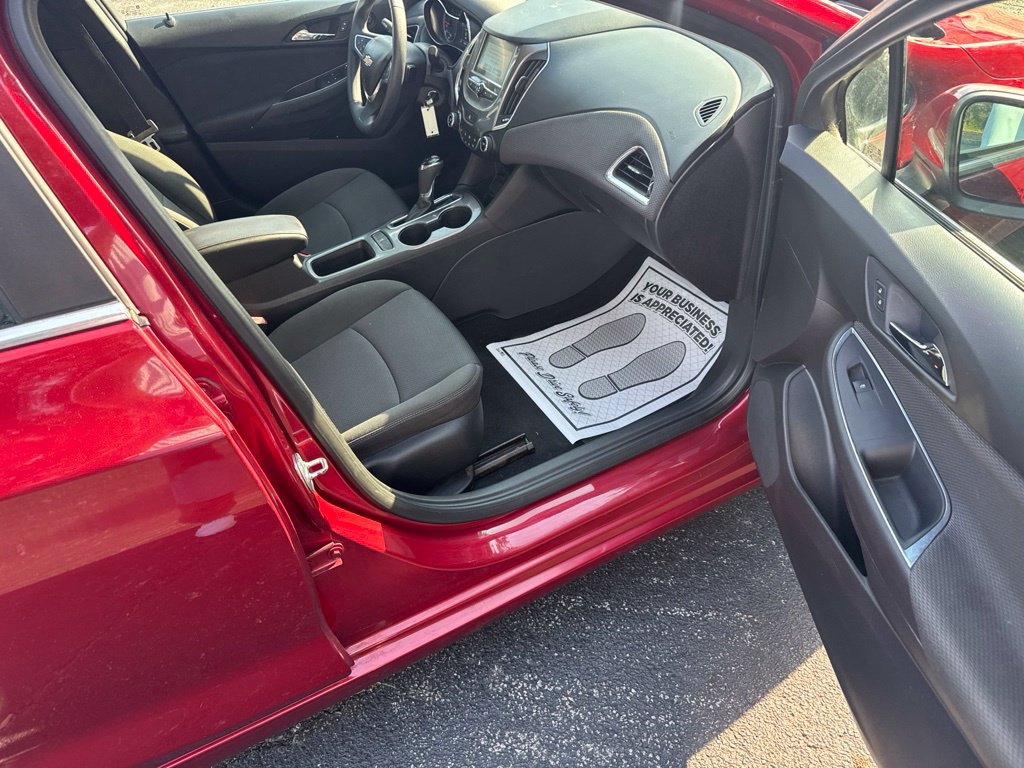 Certified 2018 Chevrolet Cruze LT FWD image 11