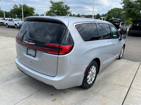 Used 2023 Chrysler Pacifica Touring-L FWD image 3