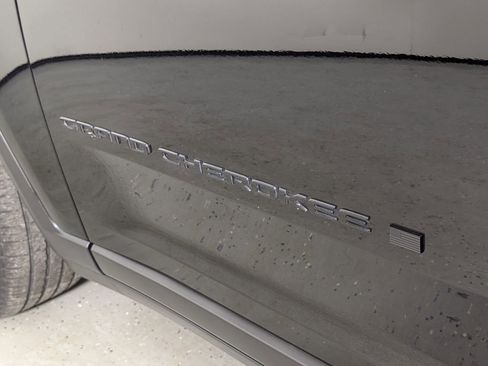 Used 2023 Jeep Grand Cherokee L Laredo image 17