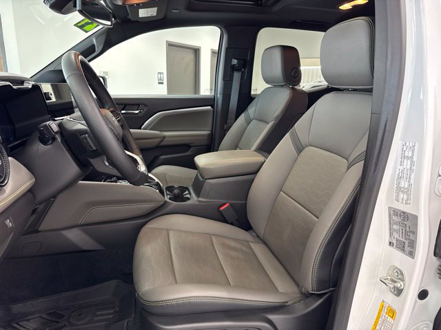 Used 2024 Chevrolet Colorado ZR2 w/ ZR2 Convenience Package III AWD/4WD image 16