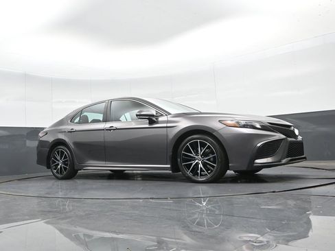 Used 2024 Toyota Camry SE image 40